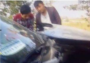 吃瓜看车被撞视频真实,惊险瞬间！吃瓜群众目睹车祸全过程