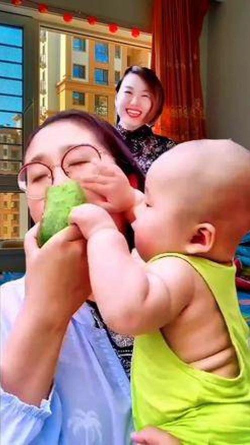 小孩吃瓜现场视频大全播放,小孩吃瓜现场视频合集欢乐瞬间
