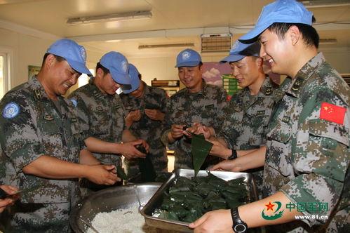 北方退伍军人吃瓜视频,展现军人风趣一面