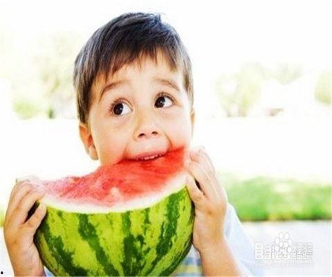 娘孙吃瓜搞笑视频,欢乐搞笑瞬间回顾