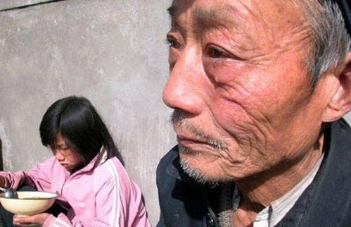 老爷爷心酸吃瓜视频,揭示社会冷暖