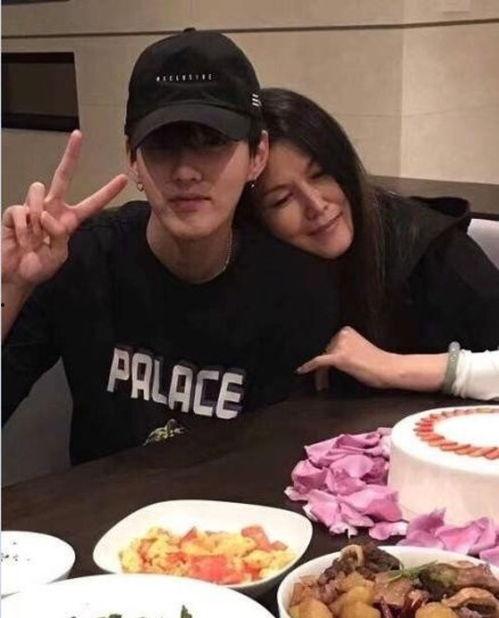 单亲母亲吃小瓜视频大全,小瓜视频里的感人故事