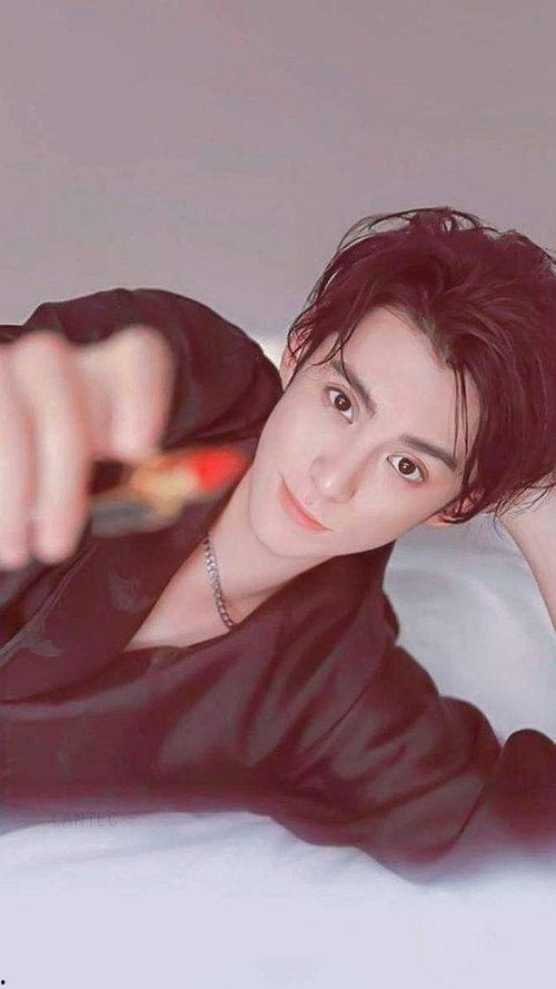 王鹤棣吃瓜造型图片视频,萌态尽显，网友直呼“太可爱”