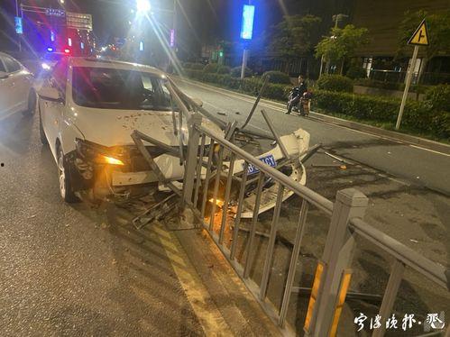 吃瓜群众撞上护栏视频大全