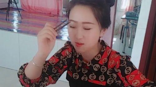 黑龙江女孩吃瓜视频曝光,揭秘背后真相  第3张