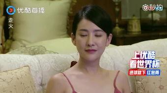 美女在路上吃瓜的视频,瞬间成为焦点！