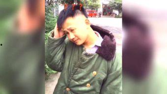 美女在路上吃瓜的视频,瞬间成为焦点！  第2张