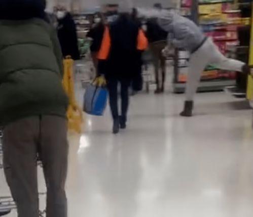 扔东西吃瓜视频  第2张