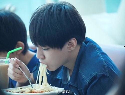 戚薇王俊凯吃瓜视频,娱乐圈幕后真相大揭秘！