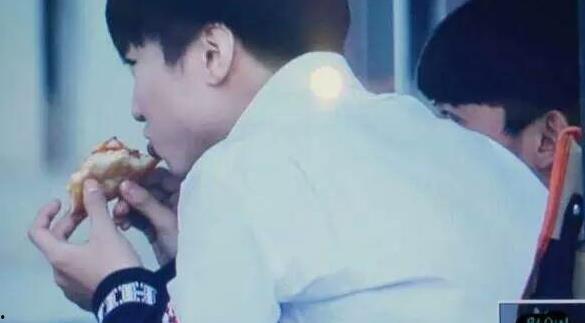 戚薇王俊凯吃瓜视频,娱乐圈幕后真相大揭秘！  第2张